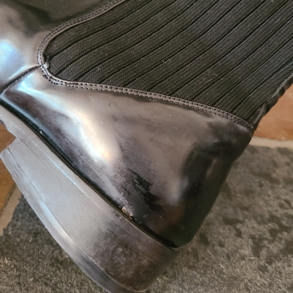Vince Black Women's Perlow Patent Leather Booties size 9.5 1 inch heel